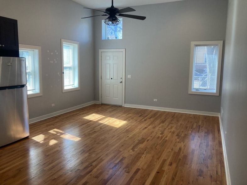 Building Photo - 1929 W Montrose Ave