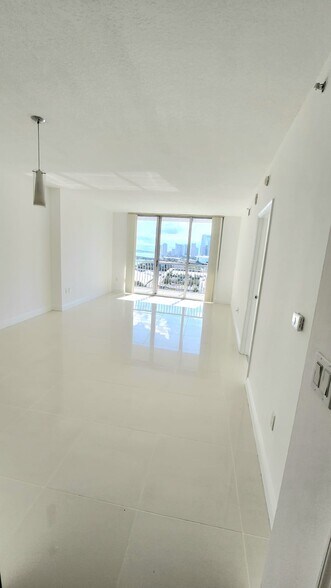 Building Photo - 1750 N Bayshore Dr
