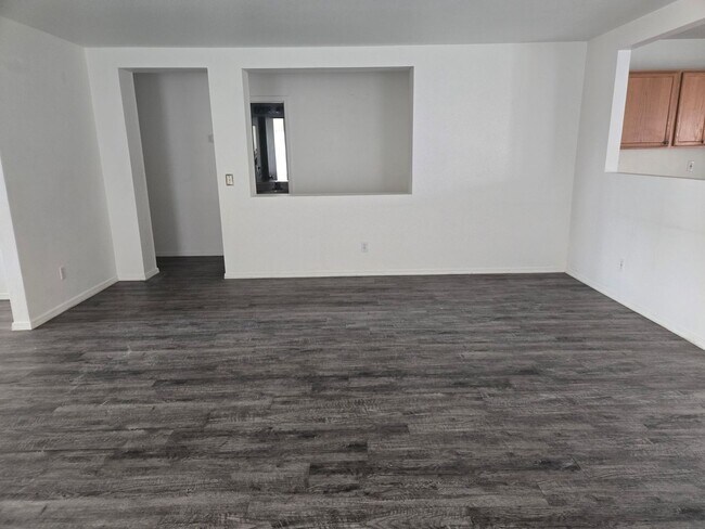 Building Photo - 3 bed, 2 bath in Surprise