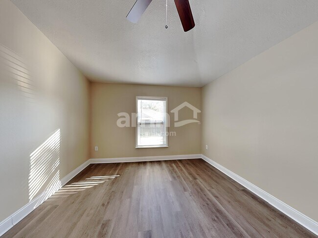 Building Photo - 574 Wekiva Bluff St