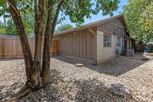 Building Photo - 9011 Quail Valley Dr