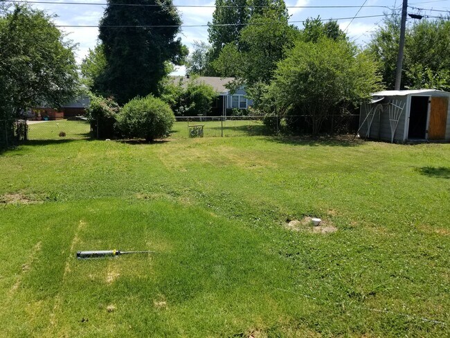 Building Photo - Midtown bungalow, beautiful hard wood floors, lots of natural light.