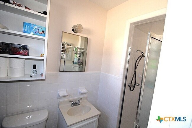 Building Photo - 2706 Live Oak Dr