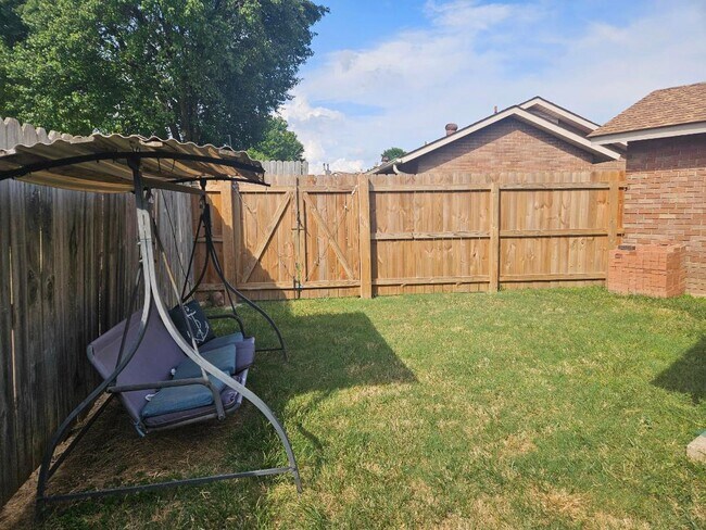 Building Photo - 2711 Greenbriar Dr