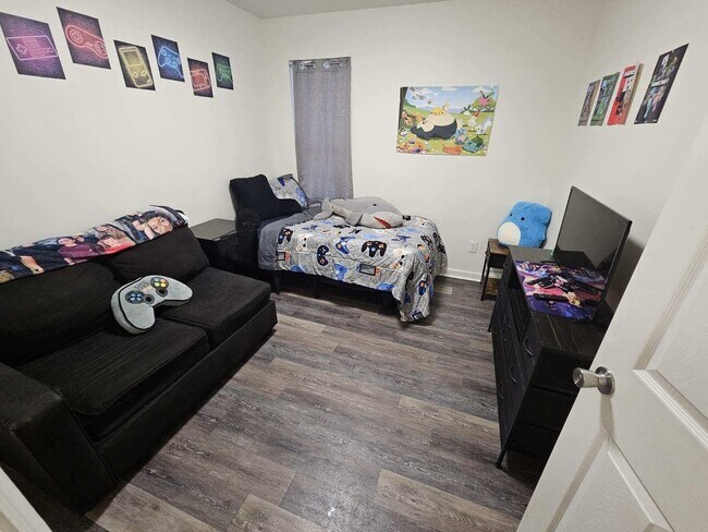 Building Photo - Charming, centrally located, 3 Bed 2 Bath ...