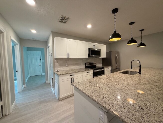 Building Photo - 3 bed/2 bath in St.Pete!