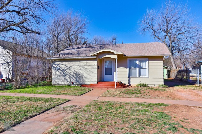 Building Photo - 2 bedroom 2 bath! NEW PAINT! NEW STOVE!