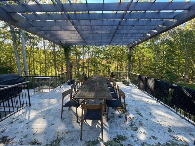 Building Photo - 9 Willow Pond Rd