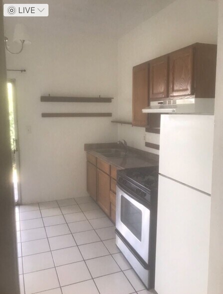 Building Photo - 959 York St