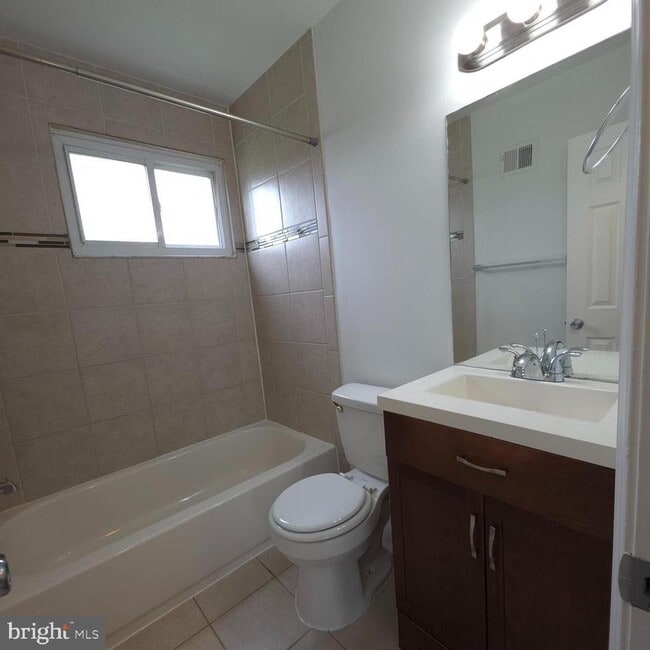 Building Photo - 2528 Iverson St