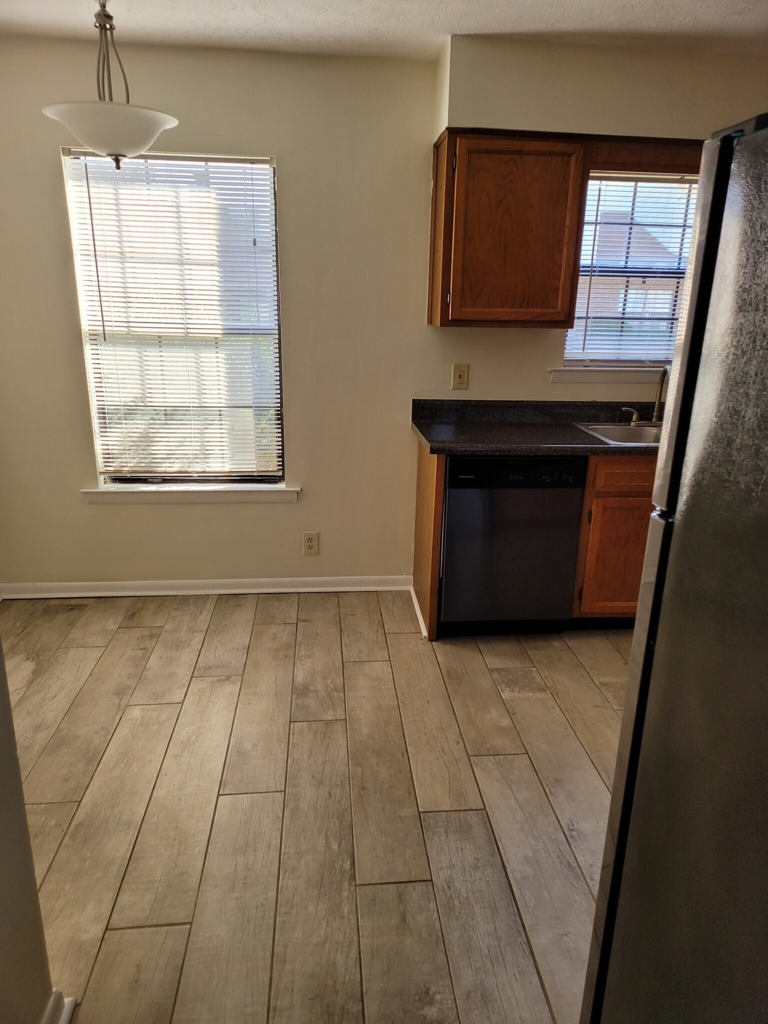 Building Photo - 255 Mayflower Ln N