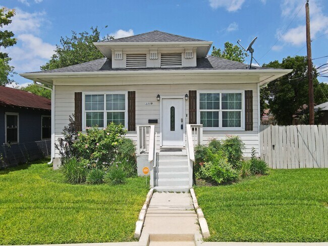 Building Photo - 2219 N Flores St