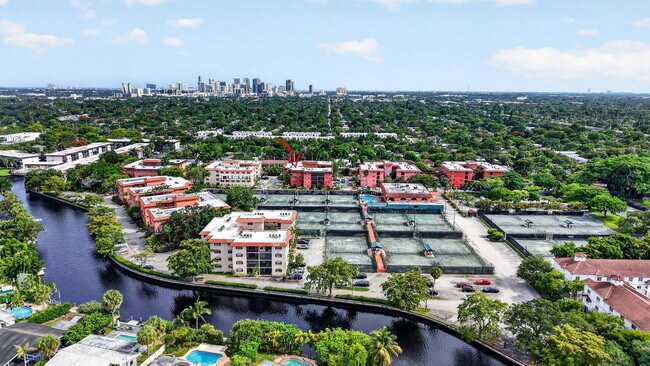 Building Photo - 660 Tennis Club Dr