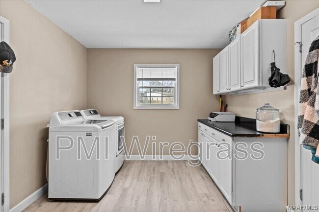 Building Photo - 209 E Mcgowan St