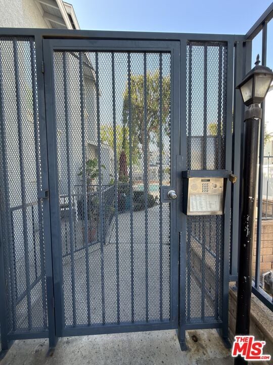 Building Photo - 9915 Variel Ave