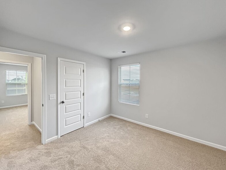 Building Photo - 367 Pine Crest View Dr