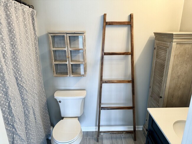 Building Photo - Spacious Townhome with a Private Courtyard in Westbury Park!