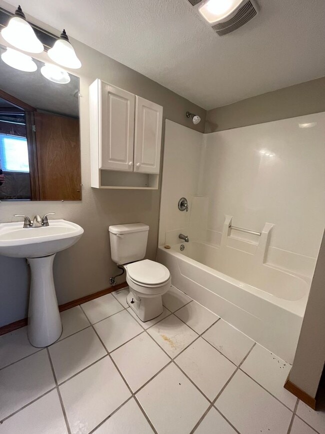 Building Photo - 5 Bed/2 Bath West Side Home!