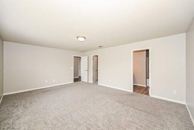 Building Photo - 167 Lyndhurst Dr
