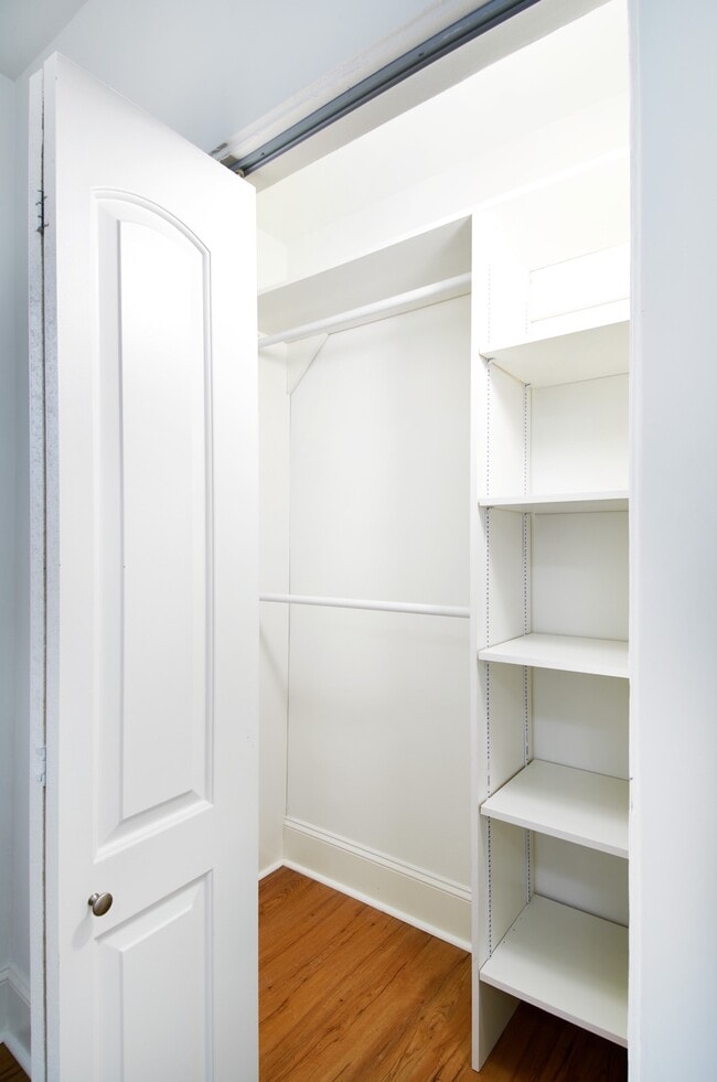 Building Photo - 5433 N Kenmore Ave