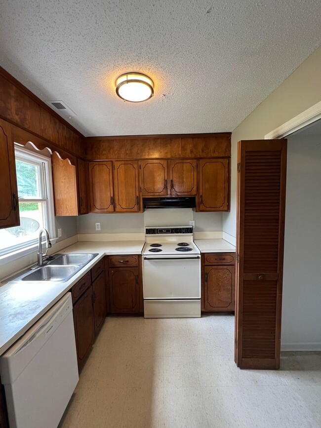 Building Photo - 2 Bedroom Duplex Available (Wingate)