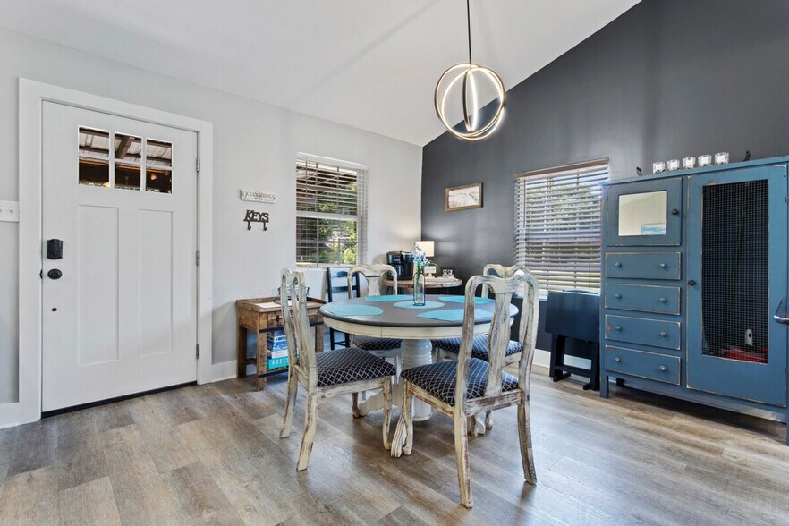 Building Photo - 6733 Mary St