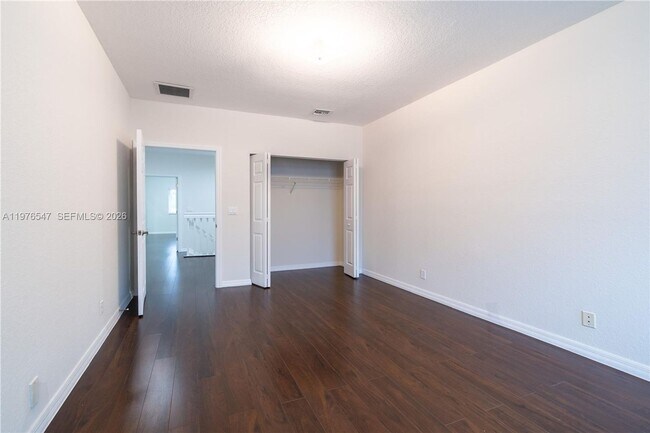 Building Photo - 5327 SW 40th Ave