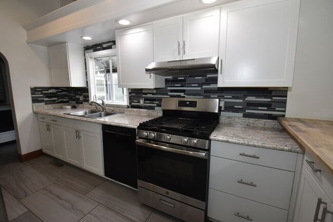 Building Photo - Mishawaka 4 bedroom with a Primary suite a...