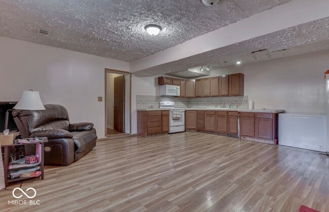 Building Photo - 3935 Mistletoe Dr