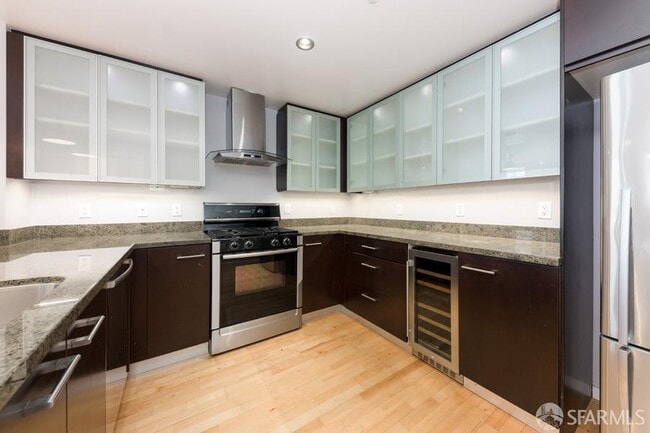 Building Photo - 69 Clementina St