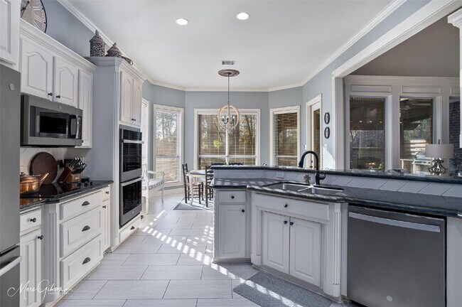 Building Photo - 1310 Bay Ridge Dr