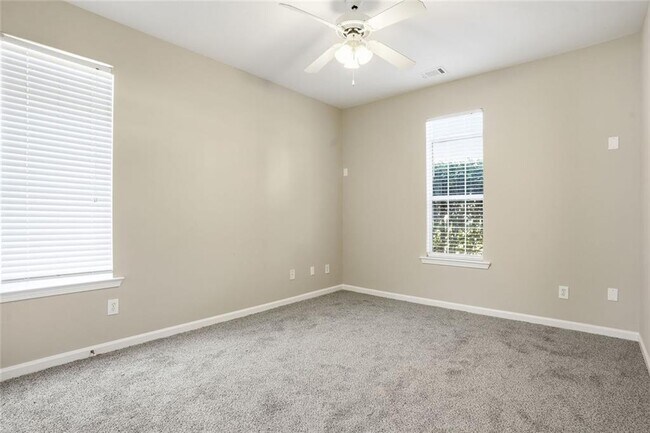 Building Photo - 405 Chadwick Cmns