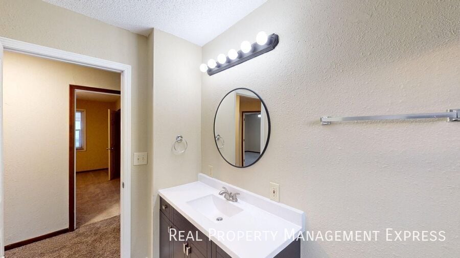 Building Photo - 3 Bedroom 1 Bathroom Unit