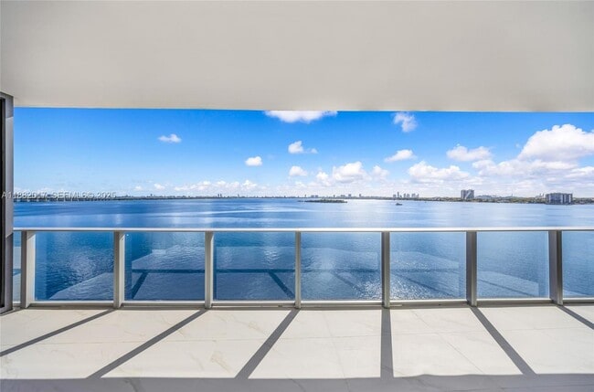 Building Photo - 700 NE 24th St