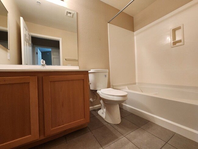 Building Photo - Great Park Ave Condo Unit!