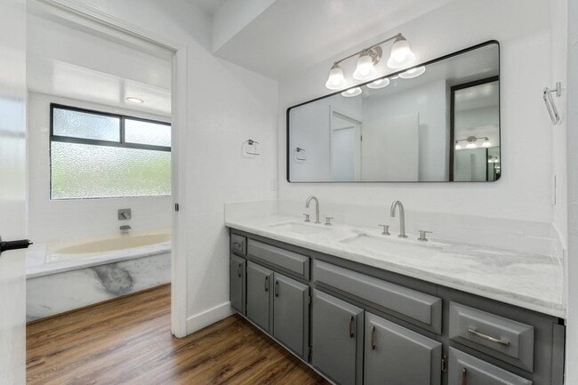 Building Photo - 23986 Oakmont Way