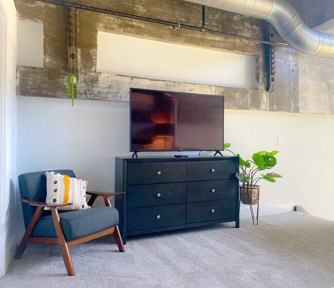 Building Photo - The coolest loft in Cincinnati Area