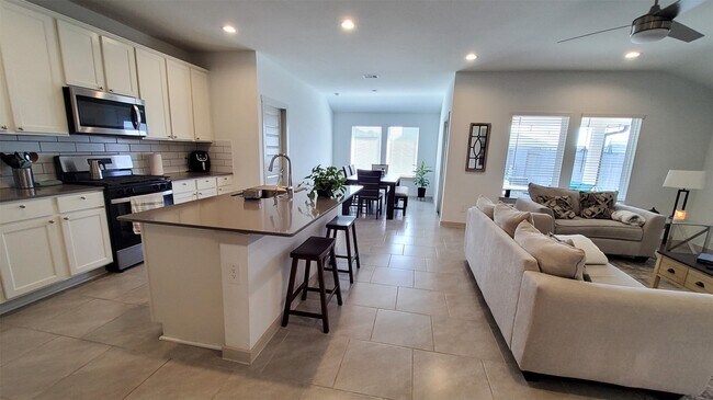 Building Photo - 4011 Itzle Is Ct