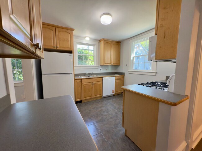 Building Photo - Charming Home!