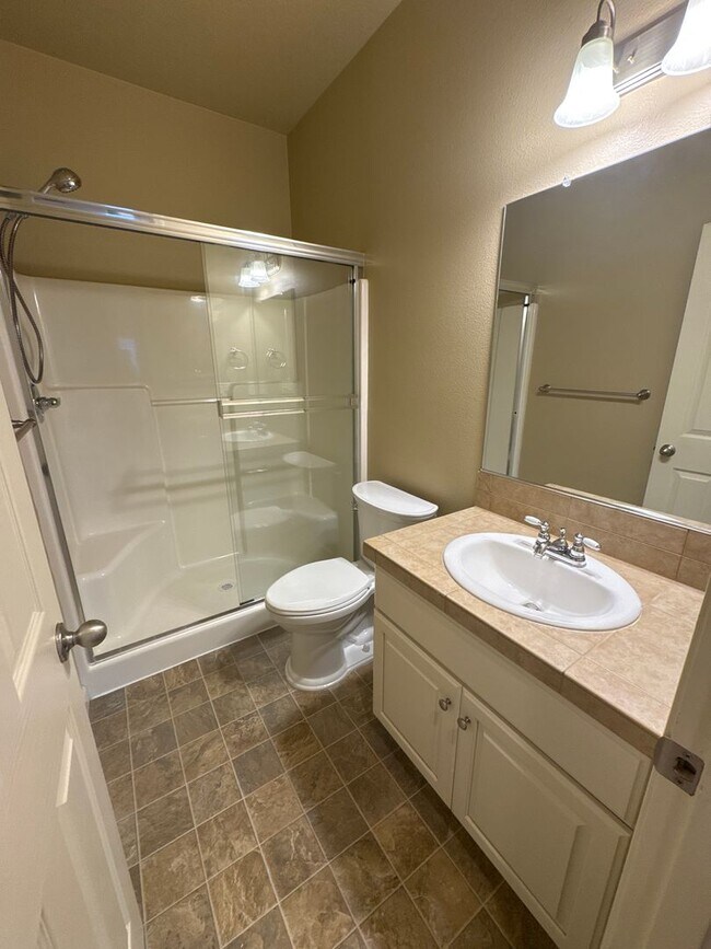 Building Photo - ? Beautiful 4-Bed, 3-Bath North Albany Hom...