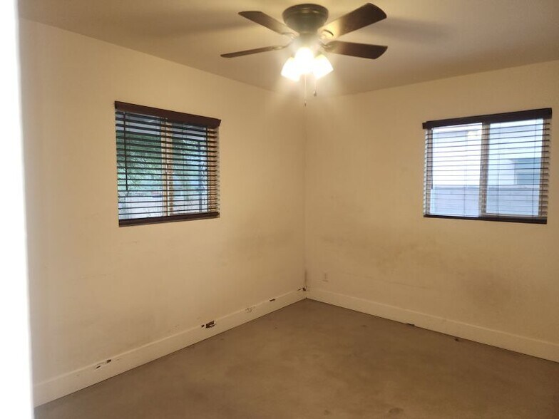 front bedroom - 1434 E Elm St