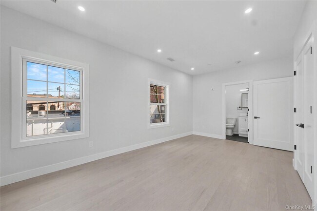 Building Photo - 10 Market St