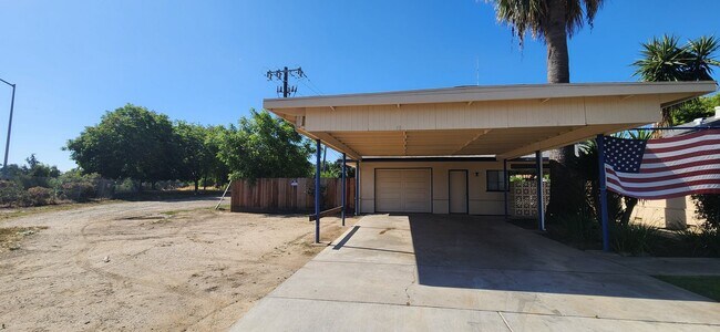Building Photo - Large 3/3 Single-Family Home With Giant Yard