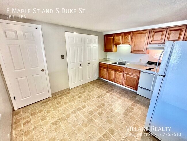 Building Photo - 461 E Maple St