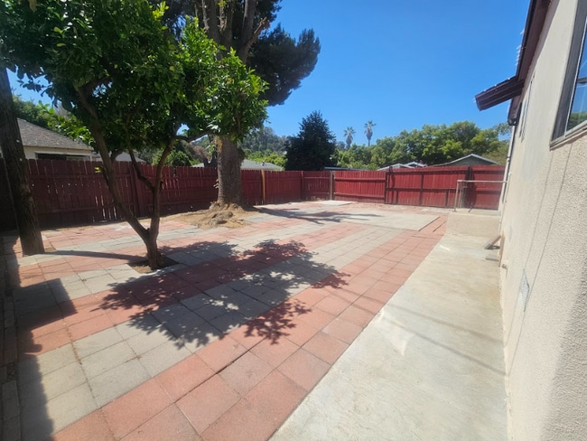 Building Photo - 1250 Yosemite Dr