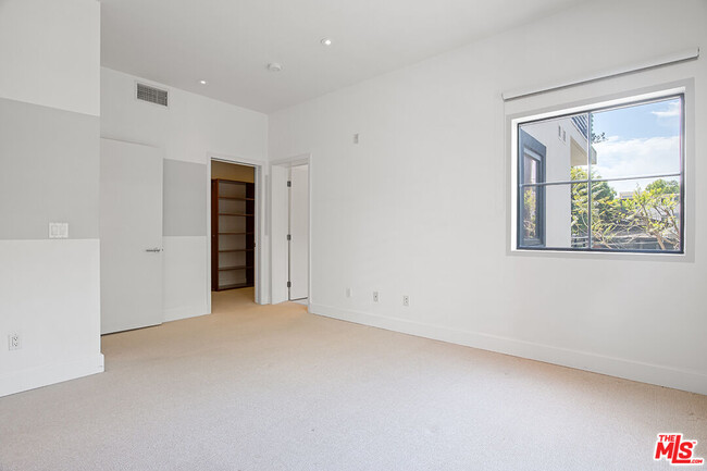 Building Photo - 8788 Shoreham Dr