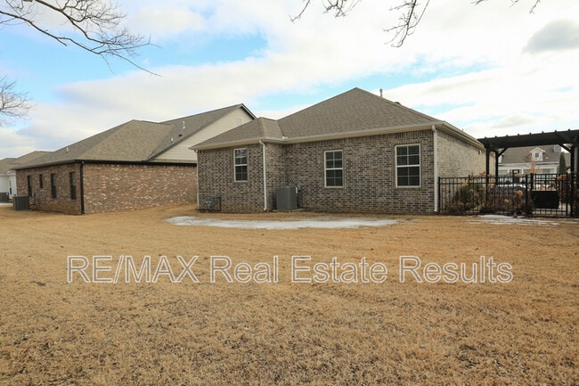 Building Photo - 2106 SW Huntwick Ave