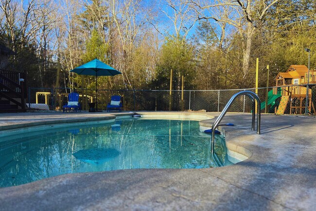Building Photo - 1551 Wooded Acres Dr