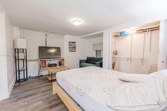 Building Photo - 528 SW 21st Ave