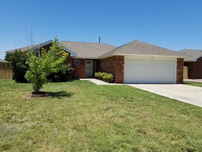 Building Photo - BRICK HOME WITH OPEN FLOOR PLAN